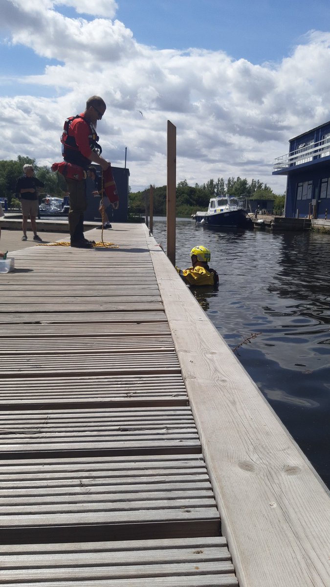 @NorLSAR demonstrating how to use a throw line to rescue casualties in the water. @broomboats #RespectTheWater #engagement