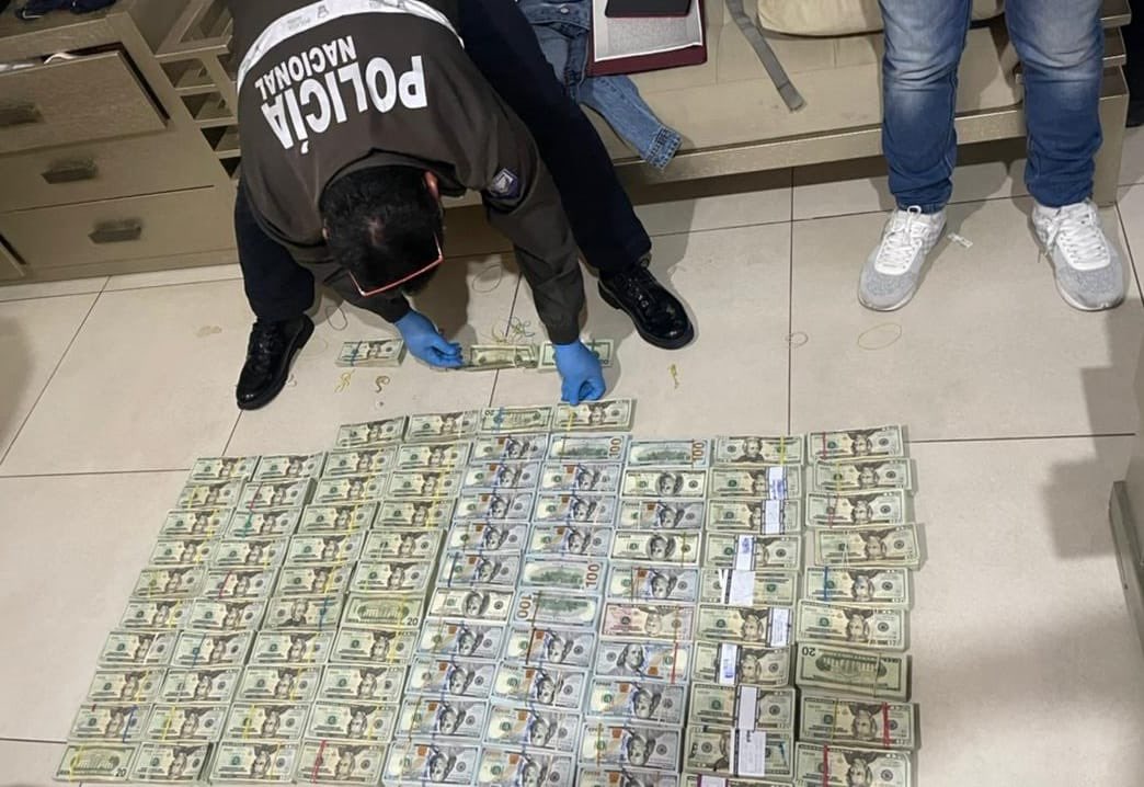 MinutoJusticia's tweet photo. En Samborondón, @FiscaliaEcuador realizó un operativo denominado #PezBlanco el cual está relacionado con el presunto delito de lavado de activos. Se recabaron indicios como documentos de empresas investigadas, computadoras y USD 431 mil. Cuatro personas fueron detenidas. https://t.co/sOls4ixFox
