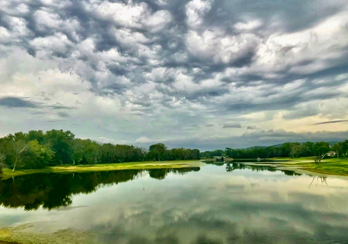 Naveena10's tweet photo. @StormHour @RMetS @RainViewer S t i l l n e s s b e f o r e . . .
#PrairieDuChien #WisconsinSummers #MississippiRiver #StormHour https://t.co/pIM7Fy9Lpp
