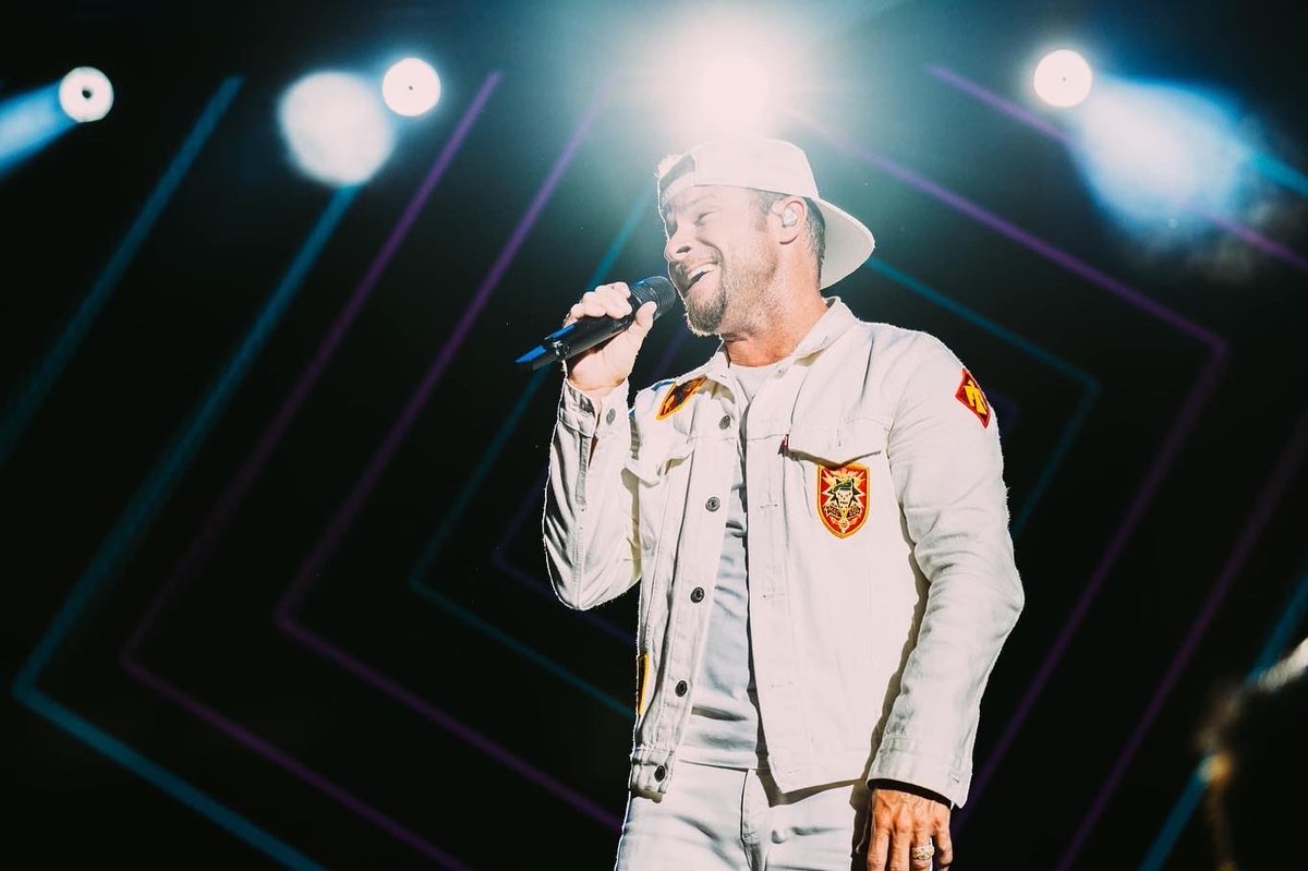 BsbSpanishArmyc's tweet photo. A las Armys Littrell ¿Qué tiene Brian que no tienen los demás? Va venga! Os leemos! 😜

#backstreetboys #bsbspanisharmyclub #bsbfashion #bsb25years #instabsb #dnaworldtour #brian #brianlittrell #dna #dnaworldtour2022 

@brian_littrell @backstreetboys 💖 https://t.co/9N8qissHNZ