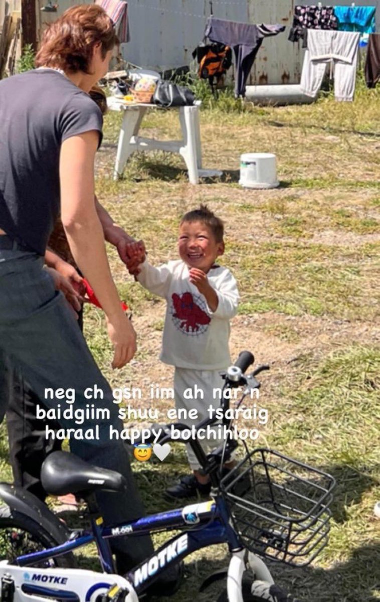 Бидэнд хүүхэд уйлсаных нь дараа инээлгэдэг биш, хүүхэд ер уйлдаггүй нийгэм хэрэгтэй байна. Зодчихоод чихэр өгдөг хойд аавын гар шиг хатуу нийгэм юм даа.