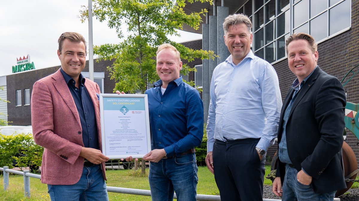 mugingbureau's tweet image. Veiligheidsladder trede 3 behaald! Vandaag ontvingen we uit handen van Normec het certificaat Safety Culture Ladder trede 3. De certificering is behaald voor heel Dijkstra Groep en daarmee ook voor alle bedrijfsonderdelen van MUG Ingenieursbureau en Koninklijke Sjouke Dijkstra.