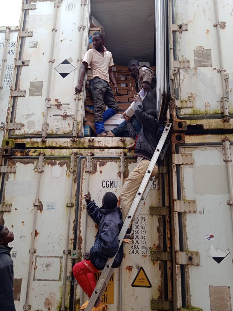 #Urgent: La douane centrafricaine vient de saisir 12 containers de 20 pieds de produits de consommation avariés du groupe libanais Ngoumba. Le DG de la douane s'est rendu sur les lieux...<a href="/Rosmon_GdC/">Rosmon Zokoue ( Rosmon Graine de Champion)</a> @GaetanKo