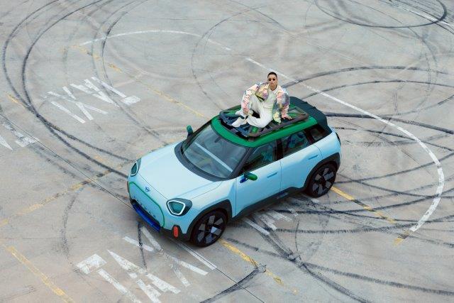 ¿Quieres saber cómo serán los nuevos <a href="/MINIEspana/">MINI España</a>? Eléctrico, de diseño limpio, digital, sin cromados ni cuero... El futuro de la marca, en este concept car MINI Aceman, su primer crossover de cuatro puertas, que que cubrirá el espacio entre el MINI y el MINI Countryman.