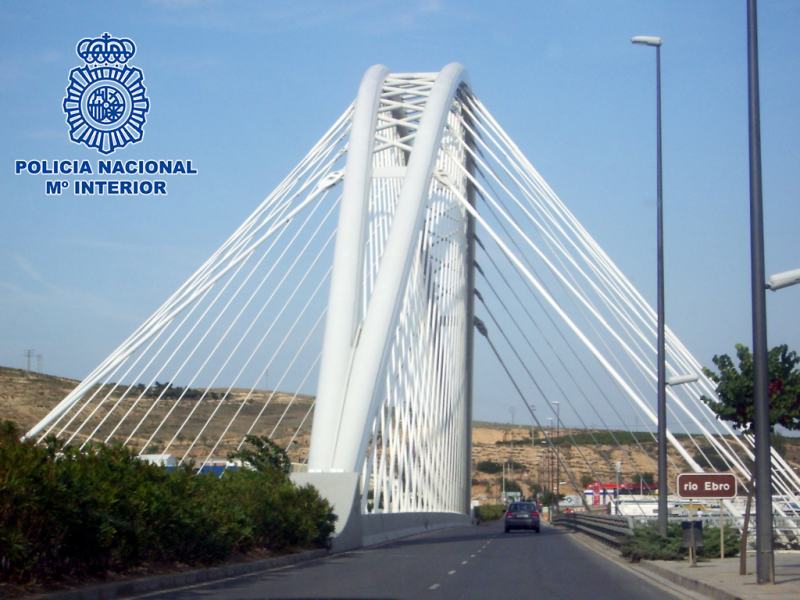 Agentes de la Jefatura Superior de La Rioja  salvan la vida de un varón que pretendía arrojarse desde el puente Práxedes Mateo Sagasta - is.gd/CGd3Uz