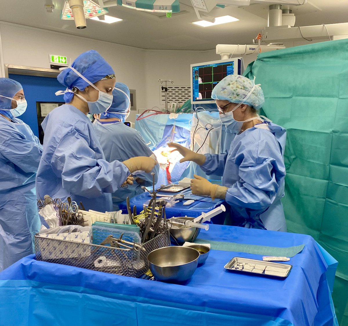 cyriltrd's tweet image. La magie du soin entre leurs mains…
#BlocOpératoire