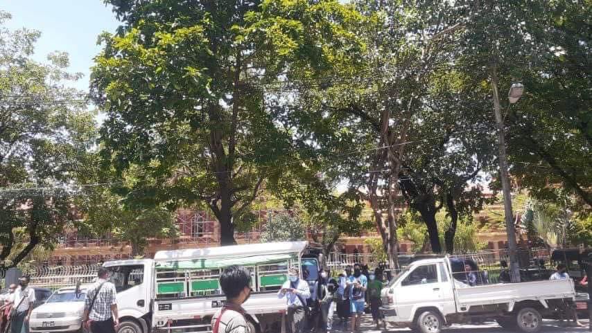 zawmoethant71's tweet photo. The terrorist military were summon idiots, religious extremist monks pick up them with light truck &amp; send them to the Infront of the home of #ZayYarThaw &amp; creating RIOT in the country now. https://t.co/INCqZW4hxc #WarCrimesOfJunta #WhatsHappeningInMyanmar https://t.co/pjyJRoPHsg
