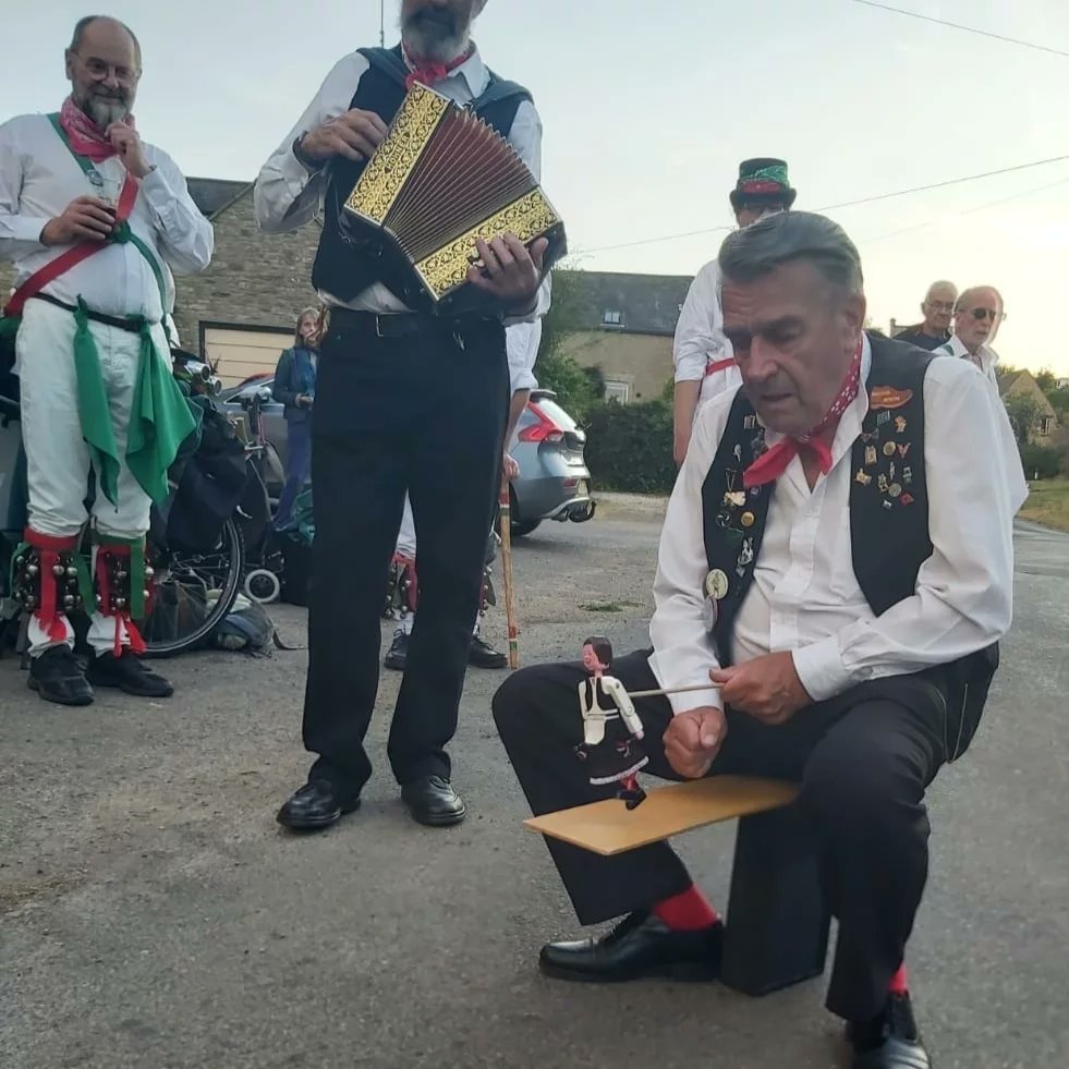 EynshamMorris's tweet photo. That was a lovely evening thanks @theploughfinstock #charlburymorris #masonsapronmorris It was good to see so many people Chips were great too thank you!
#cotswold #cotswoldmorris #morrisdancing #oxfordshire #dancing #dance #singing #songs #music #finstock #jigdoll https://t.co/1Zx3llIGlY
