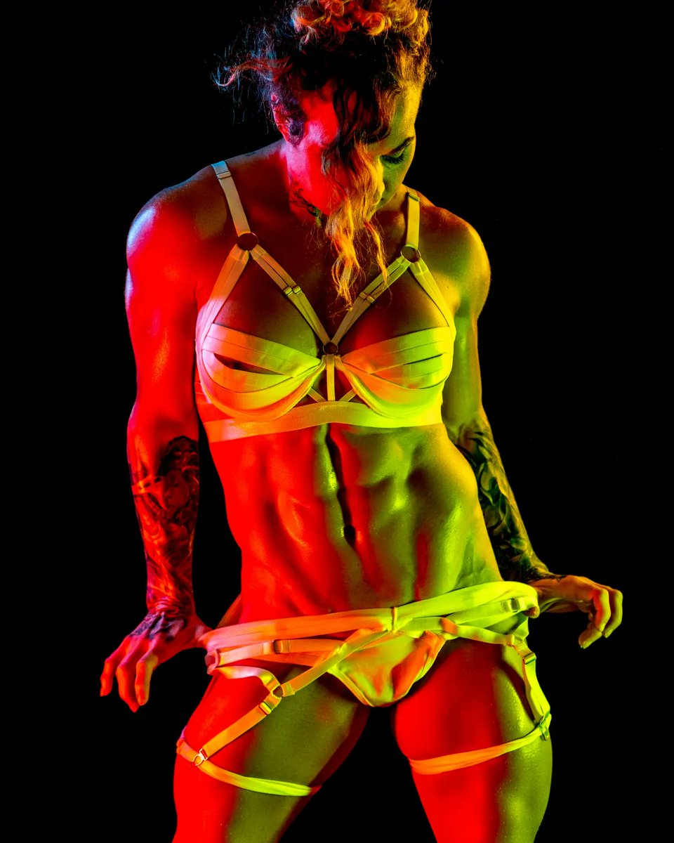 KeyrouzLee's tweet photo. Oiled up abs πππ would you like to see more? Make sure to check out my #onlyfans π¦π¦π¦
#musclemommy #lingerie #oiledmuscle #sixpack #flexing #musculargirl https://t.co/f8tyGrp9et