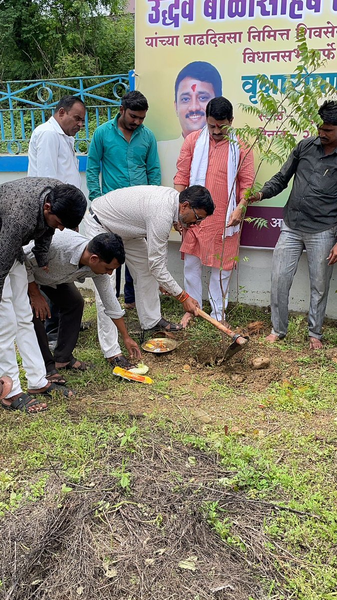 akshay_fule's tweet photo. @ShivSenaपक्षप्रमुख श्री.उद्धवसाहेब ठाकरे यांच्या वाढदिवसानिमित्त शिवसेना उपजिल्हाप्रमुख नागपुर श्री.देवेंद्रजी गोडबोले यांच्या संकल्पनेतून शिवसेना कामठी विधानसभे तर्फे कुंभारी येथे भव्य वृक्षारोपण कार्यक्रम पार पडले..यावेळी 100 झाडांची लागवण करण्यात आली..व सर्व शिवसैनिक उपस्थित. https://t.co/RzHCqELnFh