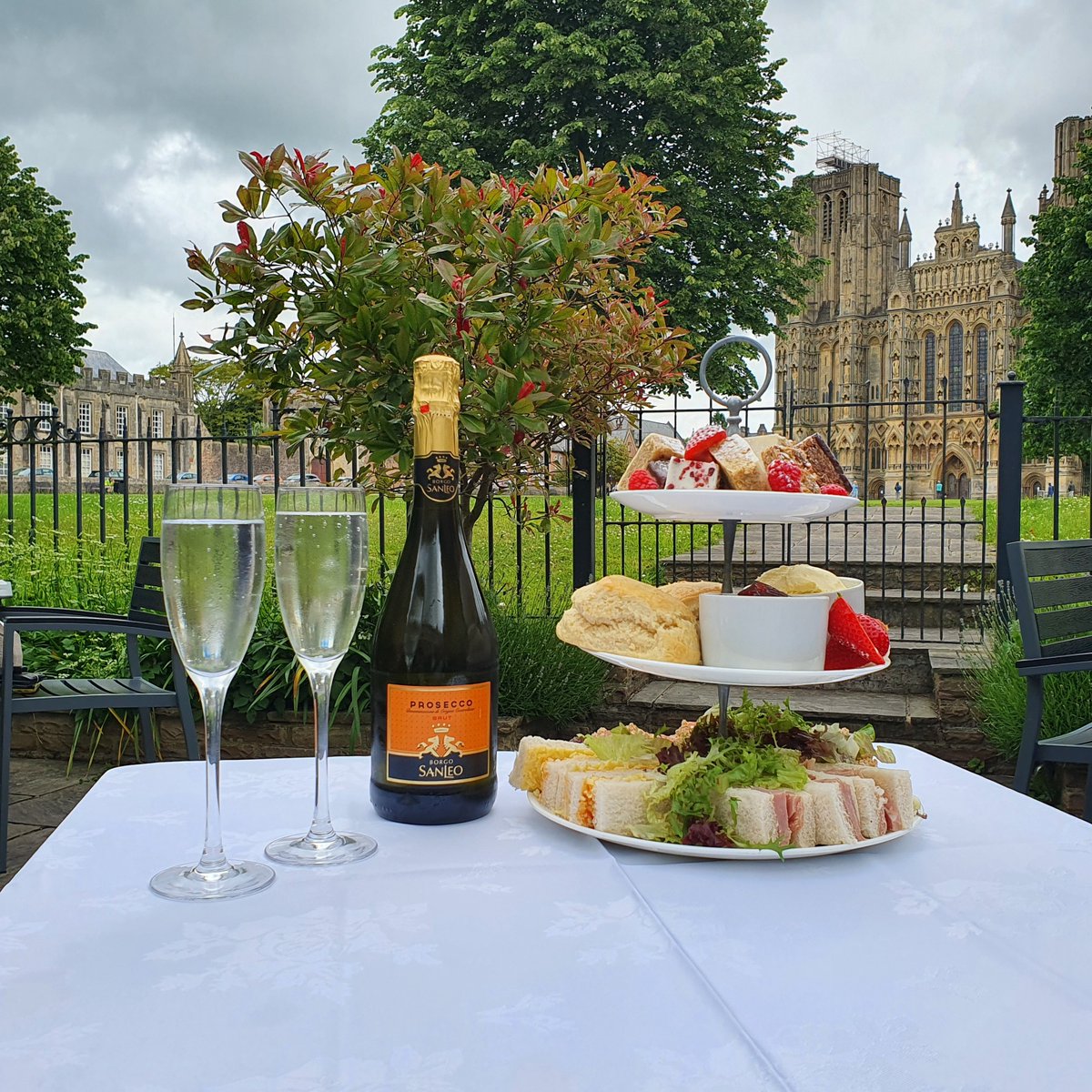 What better way to spend a summers afternoon than sat on the Swan Terrace, looking at the magnificent Wells Cathedral whilst enjoying one of our Prosecco High Teas?😍 

 Visit swanhotelwells.co.uk/vouchers to view the full range
