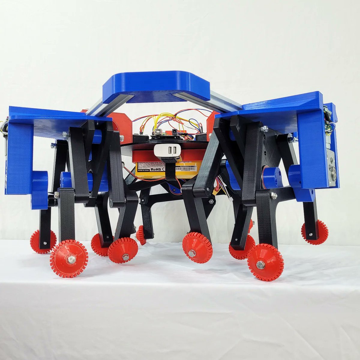 XRobotsUK's tweet image. It&apos;s like a three omni-wheels, but legs!  Full video on YouTube: youtu.be/e1cMjbQnDwY

#walkingmachine #robotlegs #mechanical #testing #3dprinted #3Dprinting #robotics #weird #robot #concept #maker #electronics #omnidirectional #coding