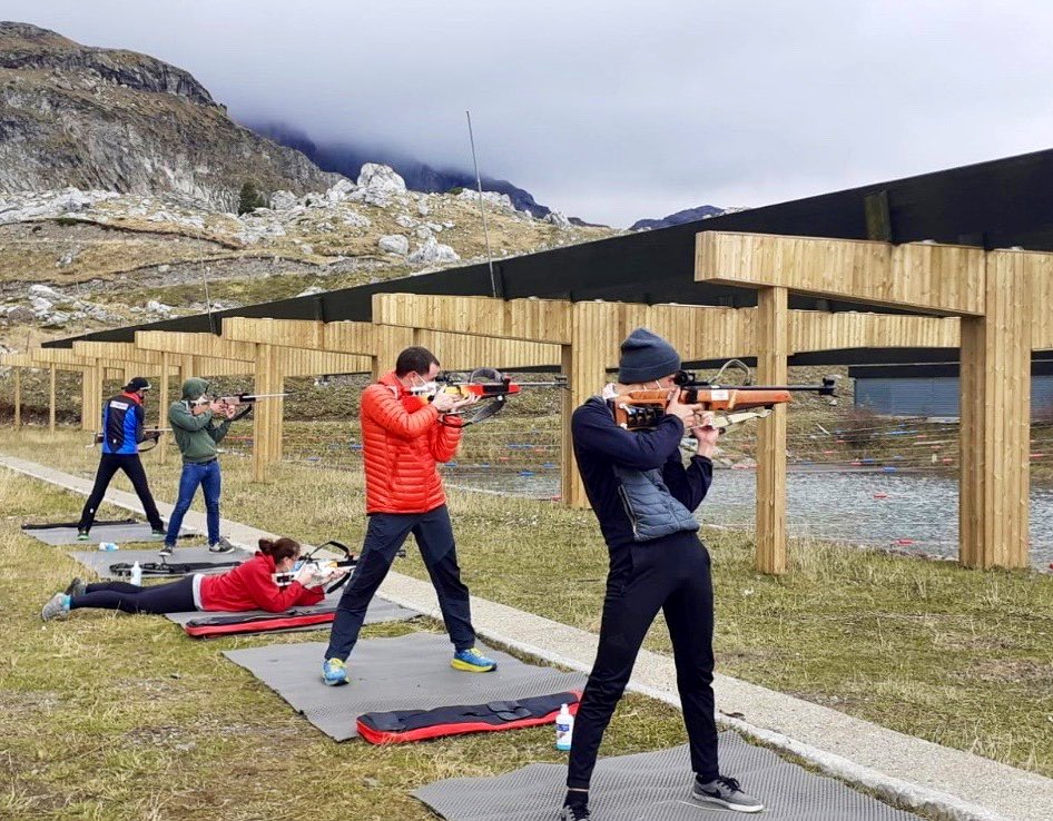 EEEsquí tweet media