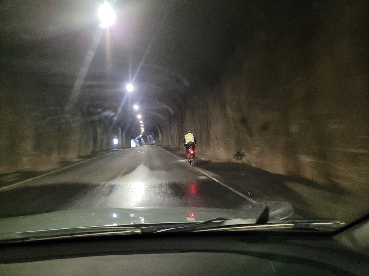 På Færøyene er det færre syklister enn tunneler. Men så kommer spørsmålet: hvordan kan et land med et folketall som Ullensaker ta seg råd til ikke bare en, men fem-seks undersjøiske veitunneler? Har de regnet på samfunnsøkonomisk nytte?
