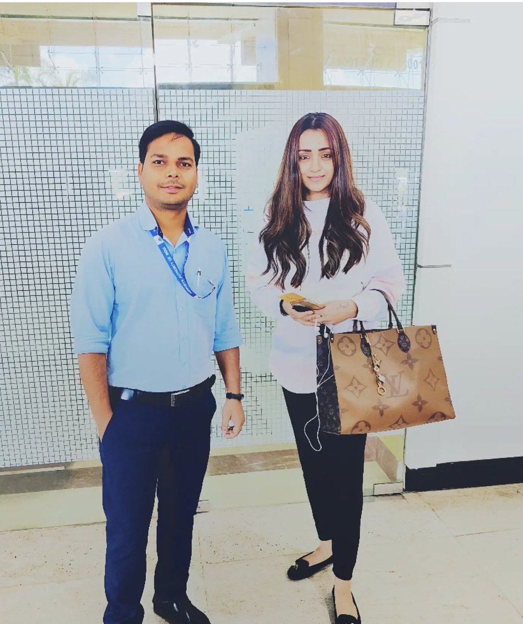 FYqSmQcXwAIB5-J?format=jpg&name=large