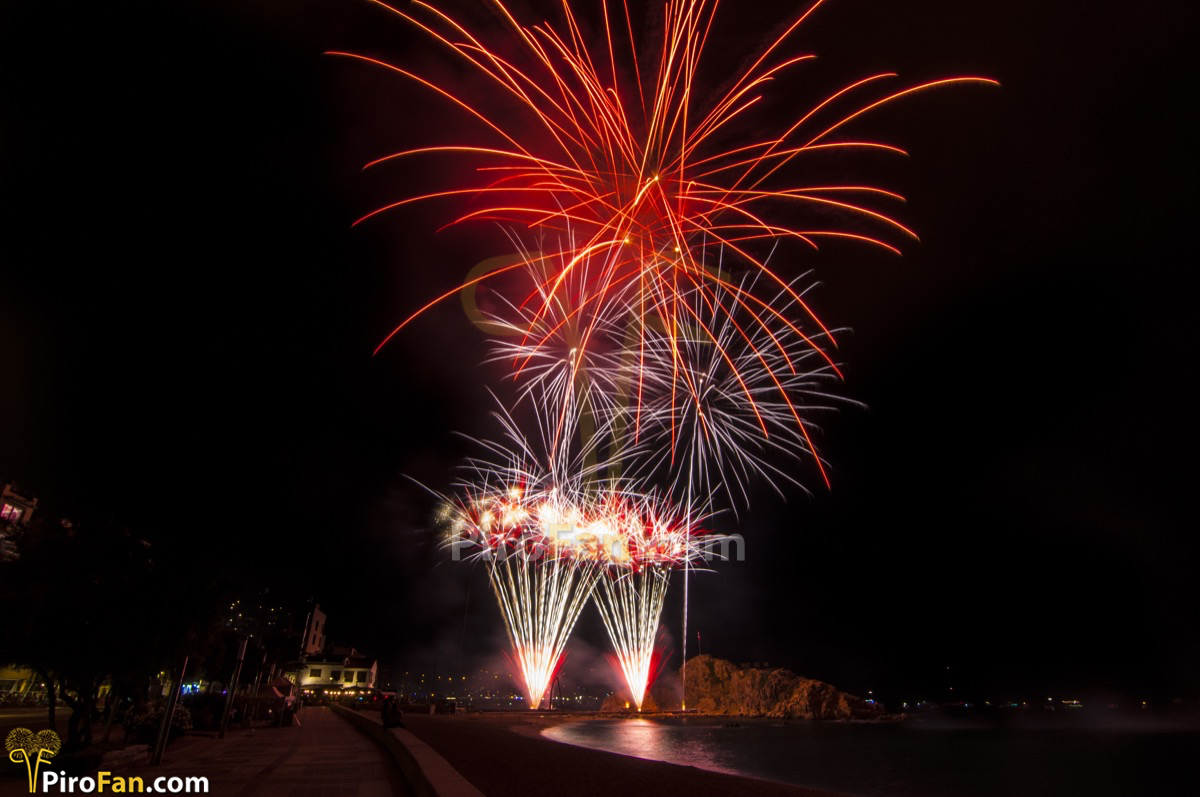 Mientras vamos preparando todas las fotografías del castillo de <a href="/PZaragozana/">PirotecniaZaragozana</a>  en el Concurso de Fuegos de #Blanes <a href="/focsblanes/">Focs de Blanes</a> <a href="/Blanes_cat/">Ajuntament de Blanes</a> os dejamos un pequeño avance @blanespromocio <a href="/Blanesturisme/">Blanes, Costa Brava</a>