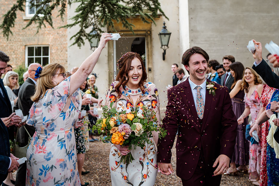Vibrant is one way to describe this wedding! 🌷 With a breathtaking Temperley Bridal embroidered wedding dress 💐 

rockmywedding.co.uk/temperley-brid…

Recommended Suppliers: <a href="/EntNationUK/">Entertainment Nation</a>, <a href="/PapierUK/">Papier</a>