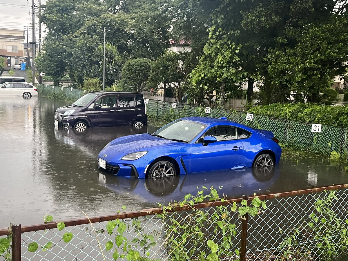 駐車していた車が浸水 これどうしたらいいの 誰か助けて 動くのこれ リプ欄に対処法や心配の声が寄せられる Togetter