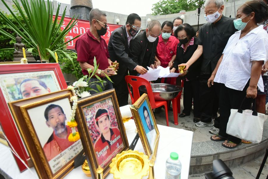 WeAre99Percentt's tweet photo. #28กคแต่งดําทั้งแผ่นดิน ไว้อาลัยให้ผู้สุญเสียทุกคนจากระบอบปรสิตนี้ และเรียกร้องให้คนที่ทำผิดต้องรับผิดชอบ https://t.co/x8Bxy6BPoR