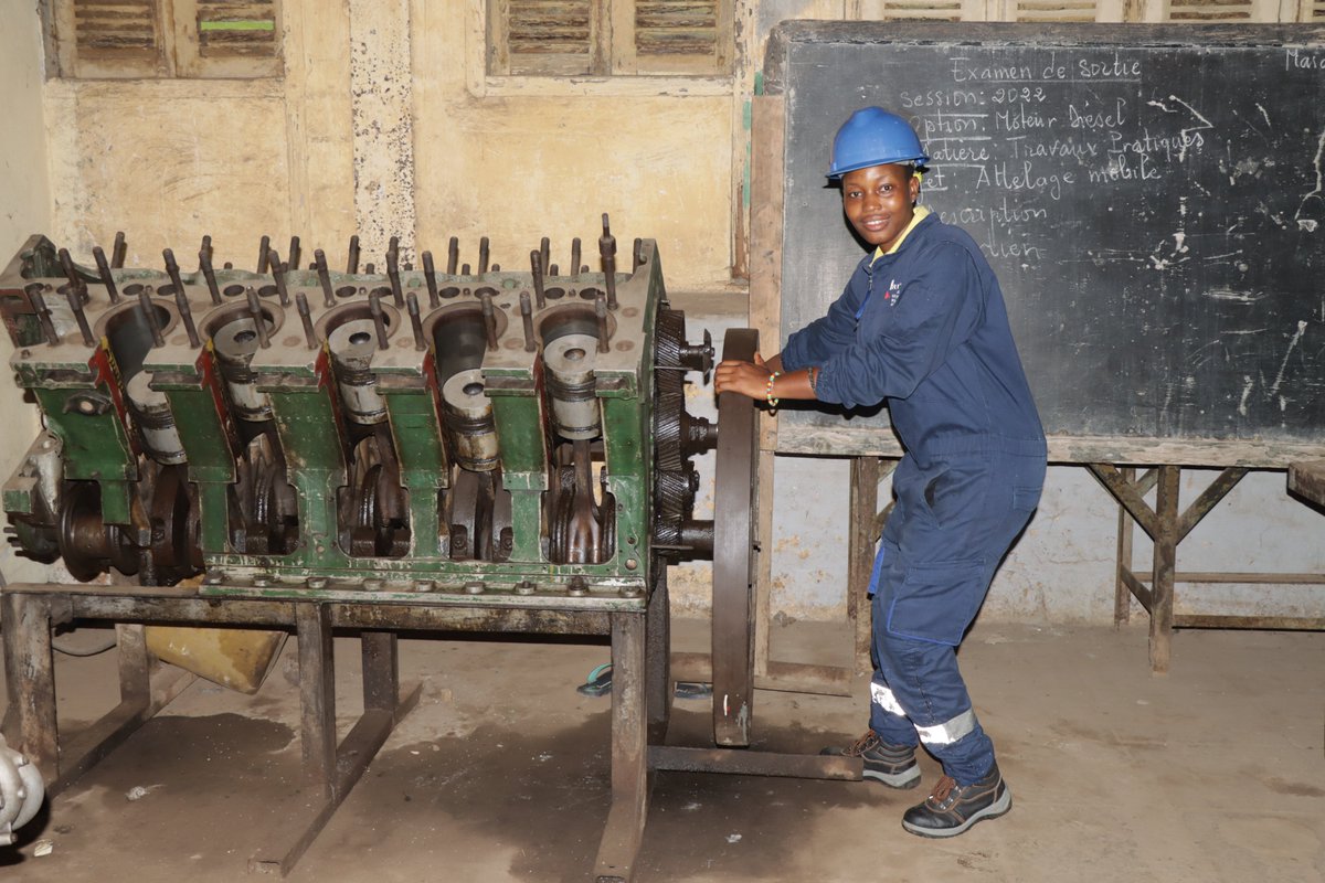 MENAETFP's tweet photo. 🔸 Thérèse Sandouno, 1ère de la République dans la filière Moteur Diesel : «  J’invite les autres filles à opter pour l’enseignement technique pour apprendre un métier ». @Presidence_gn  @baba2aoudy  @bahoro09 #Kibaro #CNRD #Guinee @MetfpGn https://t.co/X4oa405VMH