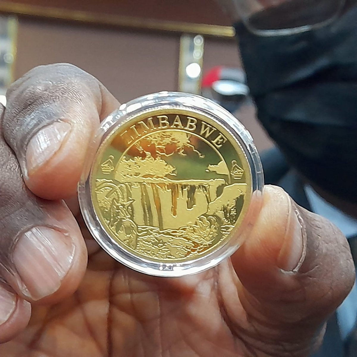 NewsHawksLive's tweet photo. #AnotherHeist
Zimbabwe's former deputy prime minister Arthur Mutambara says the newly introduced gold coin is "a self-enrichment scheme for the elites". Prof Mutambara notes:You exchange your US$ on the parallel market for 950, buy gold coins in ZW$ at 441 and pocket 100% profit. https://t.co/AZsBL4SjEP
