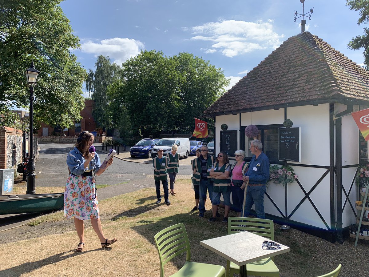 Happy #NorfolkDay 💛🖤💛🖤 as @KayleighPoacher is live from #Theford with the Sex Rock ‘n’ Roll Weeding group - keeping this beautiful town weed 🌱 free 👏👏