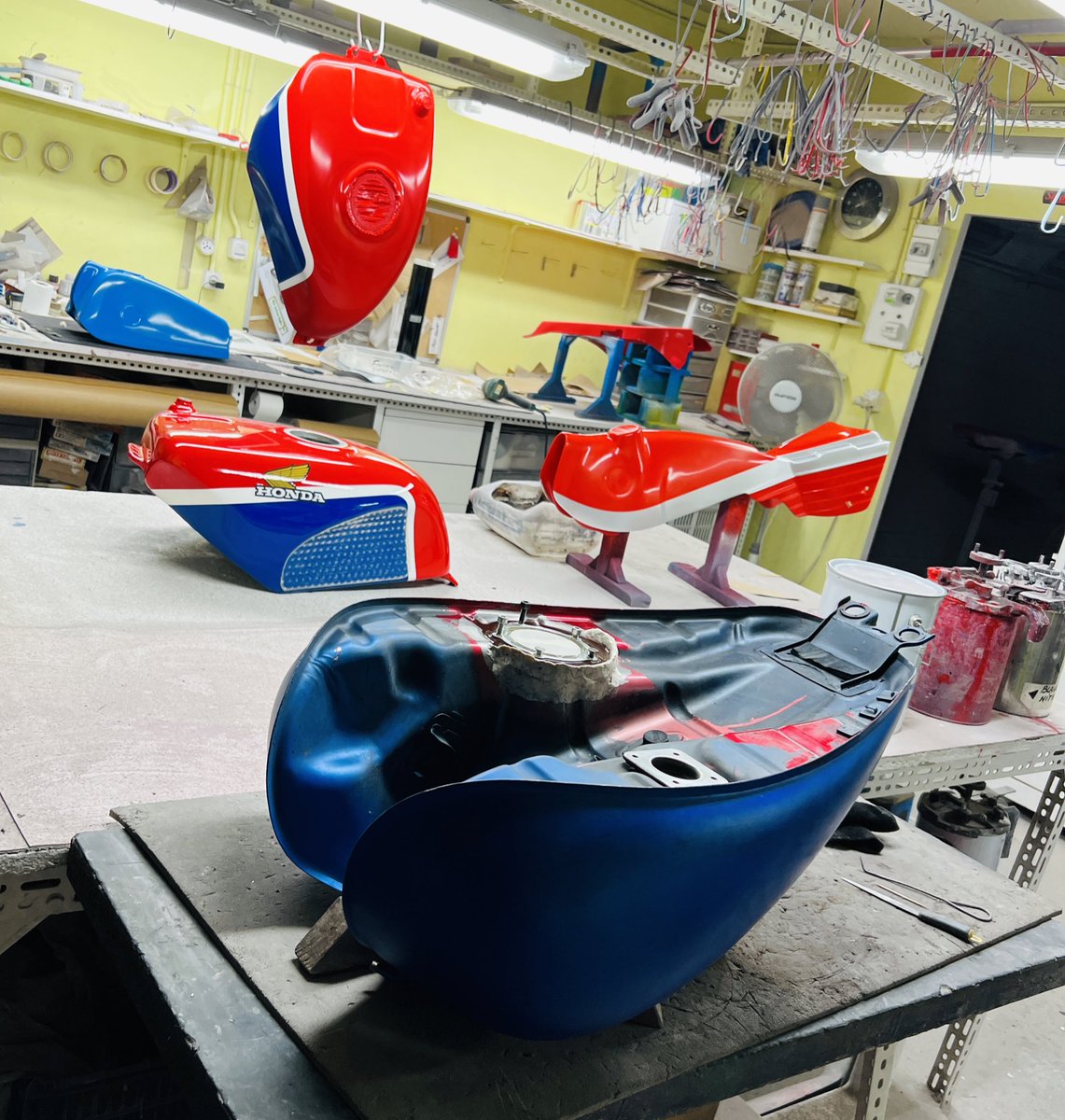 studimoto's tweet photo. Ante penúltimo día de trabajo en la meca del depósito.
Benditas vacaciones nos esperan!
#HondaRC30 #BultacoKitCampeon #BultacoPursang #KawasakiVulcan
#StudiMoto #ReparoDepositos #Calidad #Seriedad #Rapidez #Premium https://t.co/qC09RdsGeR
