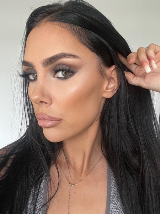 Did my own makeup yesterday and I looked pretty so had to share https://t.co/VSFDODP5wV