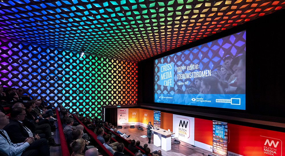 Op 6 september tijdens Cross Media Café (<a href="/BeeldenGeluid/">beeldengeluid</a>) kijkt moderator <a href="/dusseldorp/">Monique van Dusseldorp</a> samen met pioniers Giselle Van Cann <a href="/IlseOpenneer/">Ilse Openneer</a> Jens Groot @MartijnBennis <a href="/nveekelen/">Noortje van Eekelen</a> <a href="/PhRemarque/">Philippe Remarque</a> en <a href="/yaeldehaan/">yaeldehaan</a> naar de toekomst van nieuwsvoorziening. <a href="/MediaPerspectvs/">Media Perspectives</a> mediaperspectives.nl/event/cross-me…