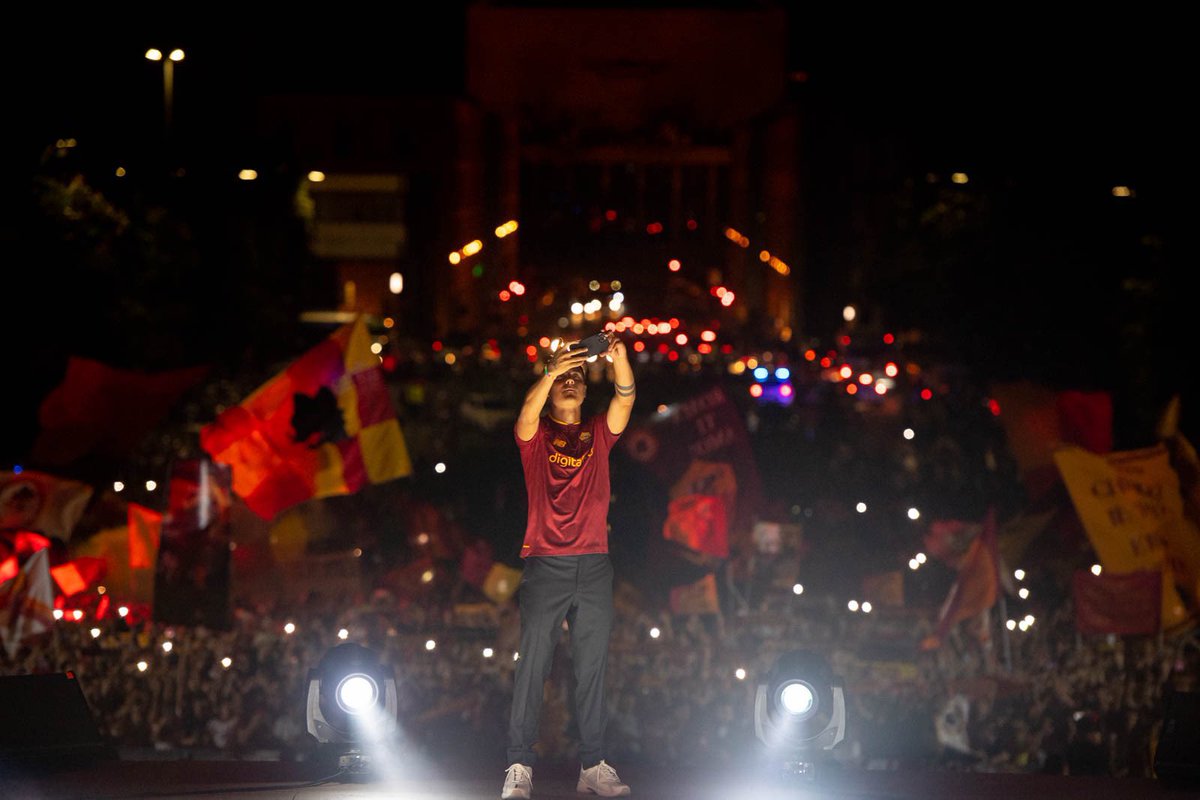 Guille_Glez_'s tweet photo. 🔥Lo de la presentación de Dybala no tiene parangón. 

Se estima que estuvieron más de 10.000 personas para apoyar al argentina. 

📸 @OfficialASRoma https://t.co/J1xEtEL8VV