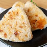 旨味と香ばしさがたまらない!ツナマヨチーズ焼きおにぎり。