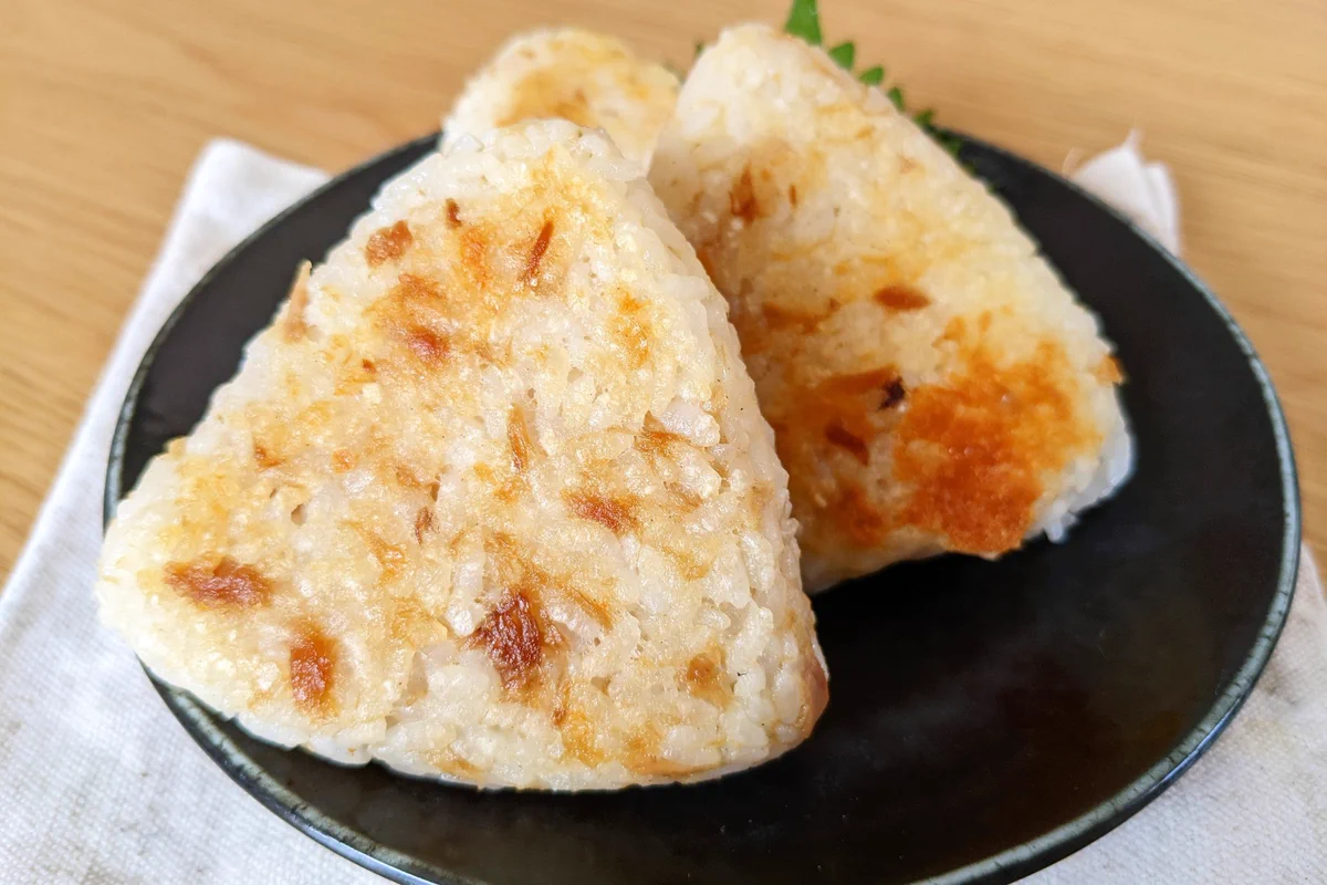 旨味と香ばしさがたまらない！ツナマヨチーズ焼きおにぎり。