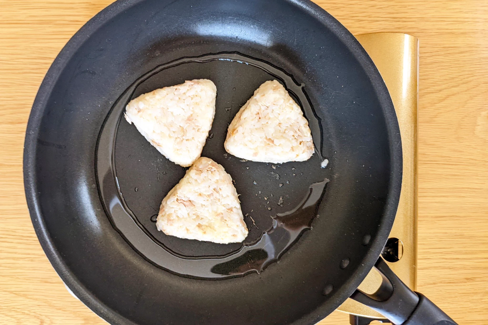 旨味と香ばしさがたまらない！ツナマヨチーズ焼きおにぎり。