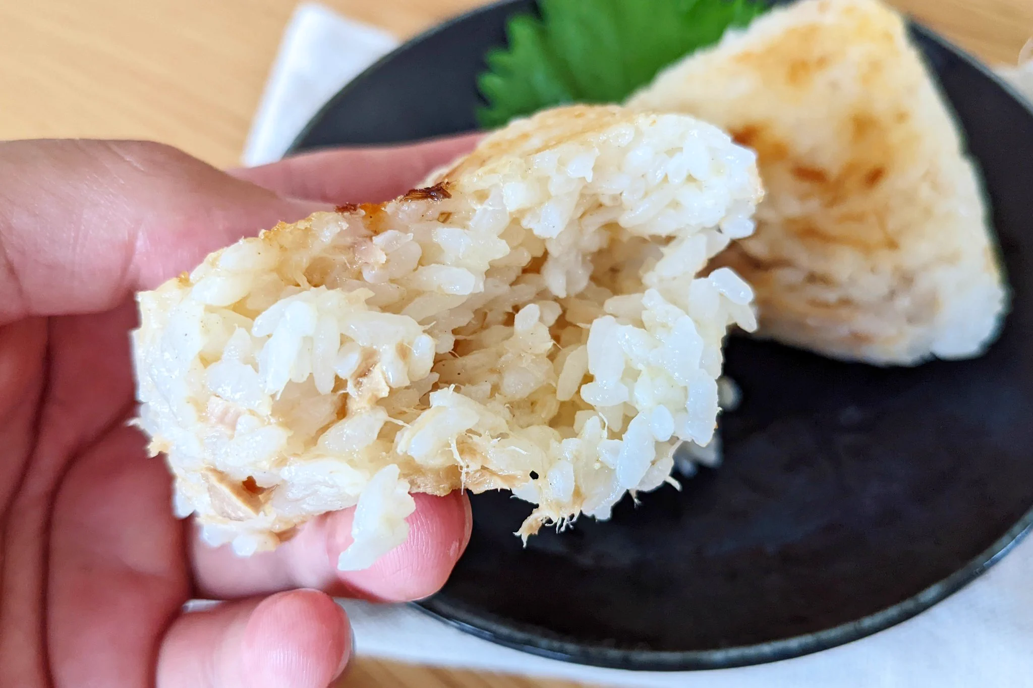 旨味と香ばしさがたまらない！ツナマヨチーズ焼きおにぎり。