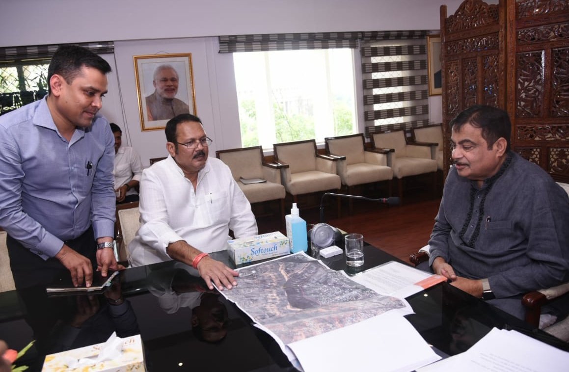 नवी दिल्लीत आज भुपृष्ठ वाहतुक आणि महामार्ग वाहतुक मंत्री ना. नितिन गडकरी यांची भेट घेतली आणि मराठा साम्राज्याची राजधानी असलेल्या सातारा शहरातील किल्ले अजिंक्यतारा येथे केंद्र सरकार च्या माध्यमातुन उभारण्यात येणाऱ्या रोप वे बाबत विस्तृत सकारात्मक चर्चा केली.
<a href="/nitin_gadkari/">Nitin Gadkari</a>
