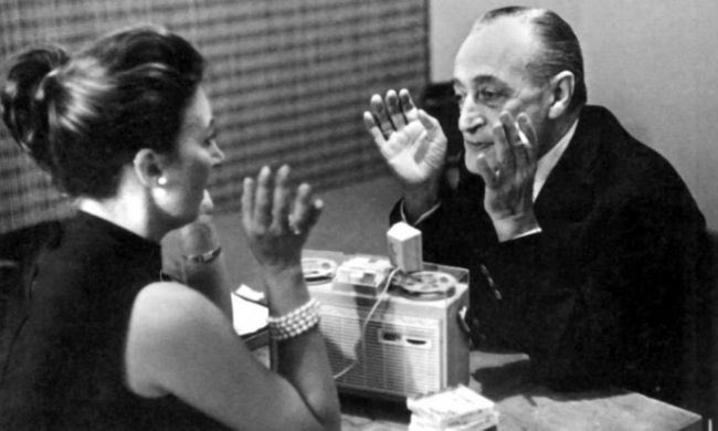 JamesLucasIT's tweet image. "Vi sono momenti minuscoli di felicità, e sono quelli durante i quali si dimenticano le cose brutte. 
La felicità, signorina mia, è fatta di attimi di dimenticanza." 

Totò 
(Intervistato da Oriana Fallaci, 1963)