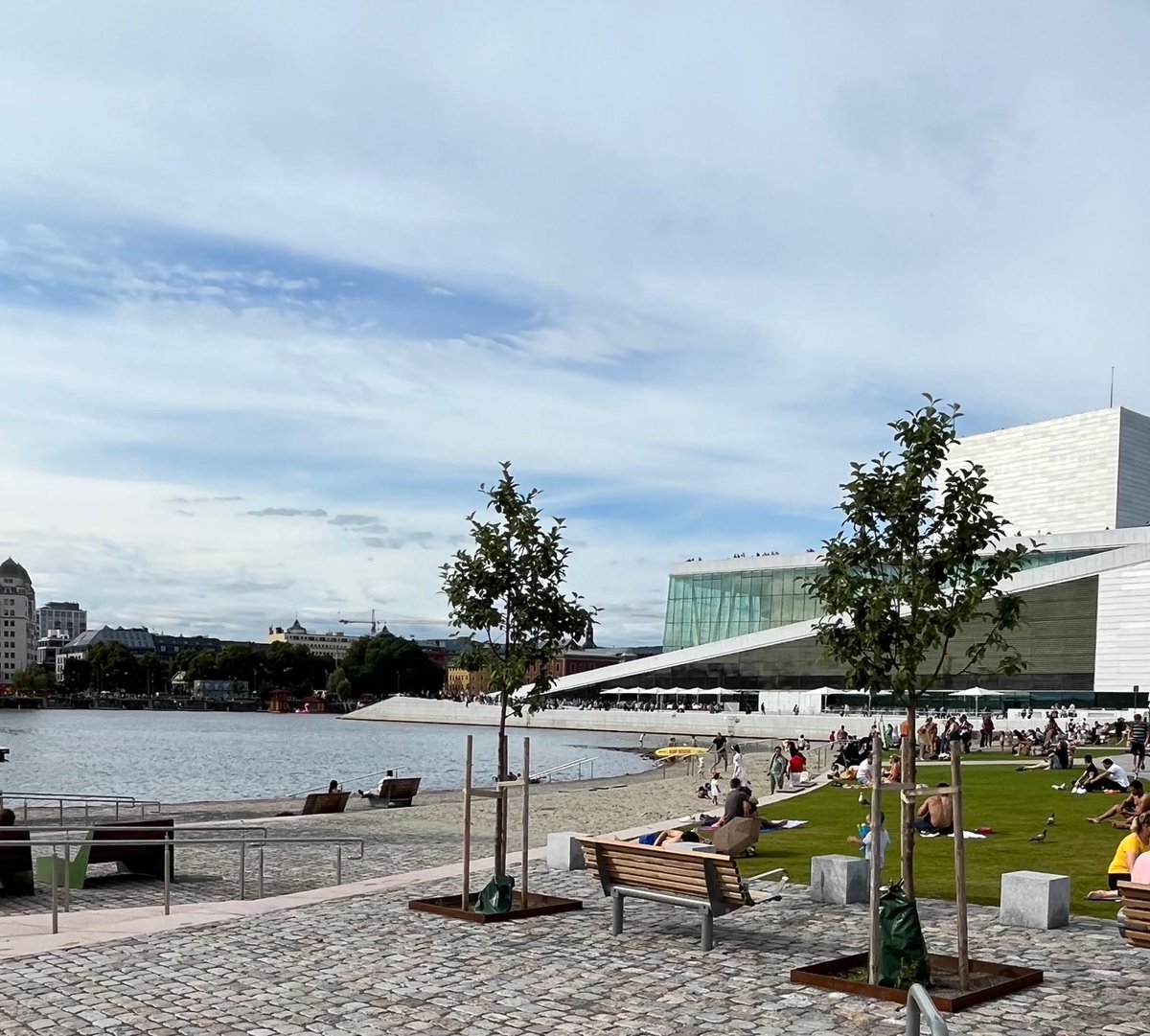 Oslovann's tweet photo. Det er sol og sommertemperaturer i Oslo! 😎Det frister kanskje med en dukkert i fjorden, men vi minner om at det frarådes å bade på Operastranden frem til onsdag. Følg Oslo kommunens hjemmesider for å holde deg oppdatert om #badevannskvaliten #Oslo https://t.co/sVfUwPEtOc https://t.co/zLVc14ro7f