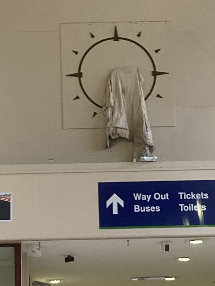I am so confused as to why the hands of this clock at Leeds Station have been covered up… Was it making an inflammatory gesture twice a day?? 🖕