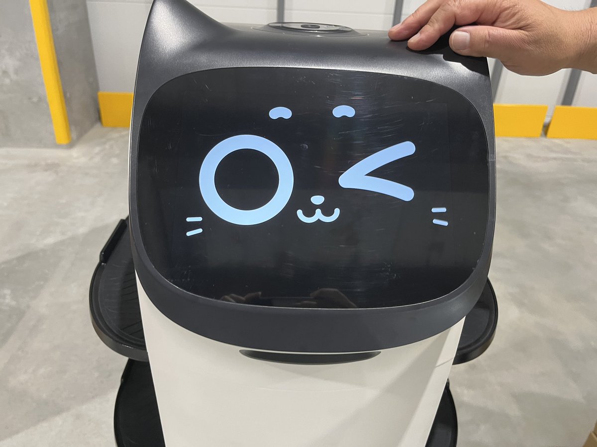 jarocholdings's tweet photo. 飲食店で最近よく見かける猫型ロボット(キャトボ)は、実はこんなに表示豊かです!!
皆さんは、どれぐらいの顔を見たことがありますか?
#CATBO36 #キャトボ #BellaBot #jaroc
#ジャロックホールディングス
#配膳ロボット #ネコ型ロボット #Pudu #CATBO
#飲食店 #配膳ロボット
#ロボット https://t.co/tZQ6EDEGkW