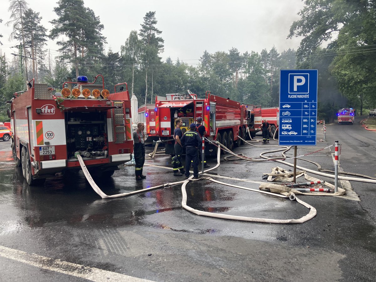 Nejméně 8,5 km táhnou hasici vodu z Labe ve Hřensku do Mezné. Možná i český rekord. Tlak nahoře 6,5 baru, dole cca 10 Baru, průtok kolem 6000 L/minuta 👍