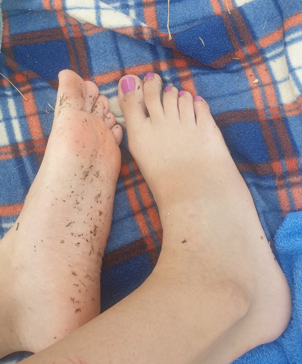 Got these 🦶 dirty outside 🤭

#feet 
#dirtyfeet