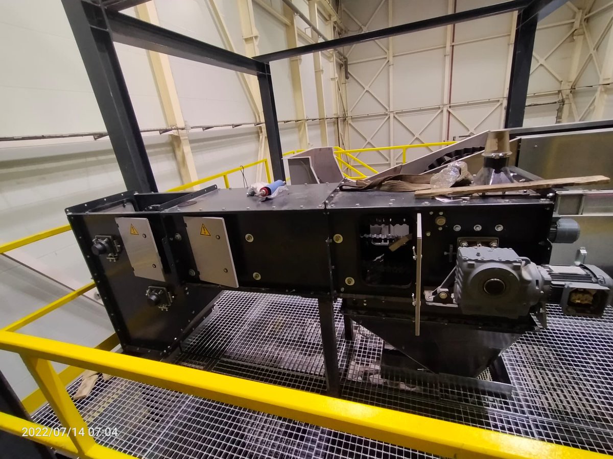 Instalamos una nueva máquina en Puertollano para la empresa Merz Aufbereitungstechnik y su cliente <a href="/SilicioF/">Silicio FerroSolar (Ferroglobe PLC Family)</a>. El elevador de cangilones angulares tipo WB300 de Nerak transportara silicio metálico para la producción de paneles solares.
 
Muchas gracias por la confianza depositada!