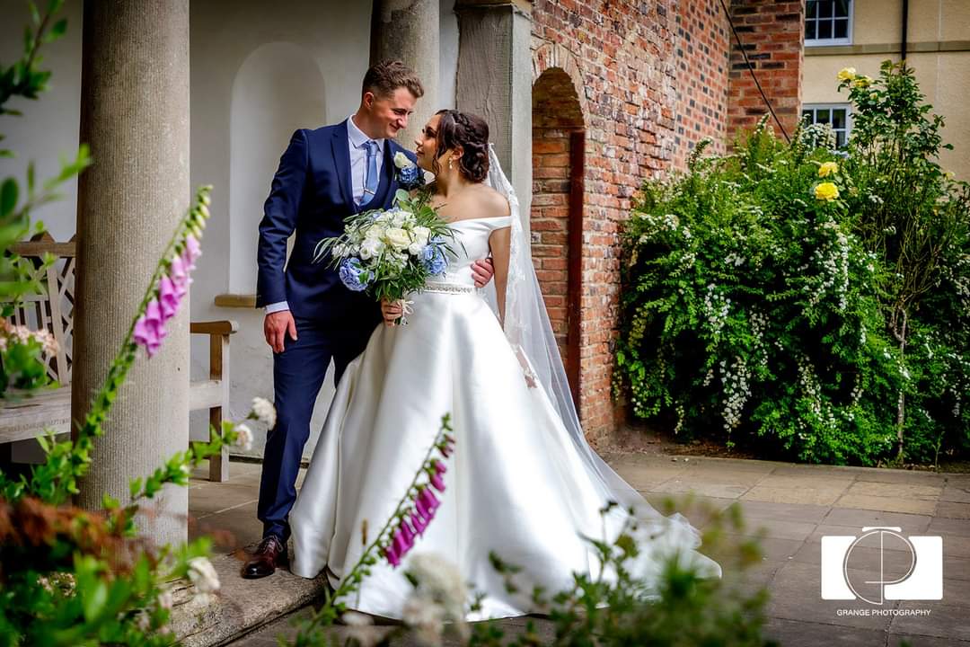Latest blog of the lovely wedding of Abigail Grace Kane and Arron at Hardwick Hall Hotel #wedding #bridetobe #grangephotography grangephotography.co.uk/news/abigail-a…