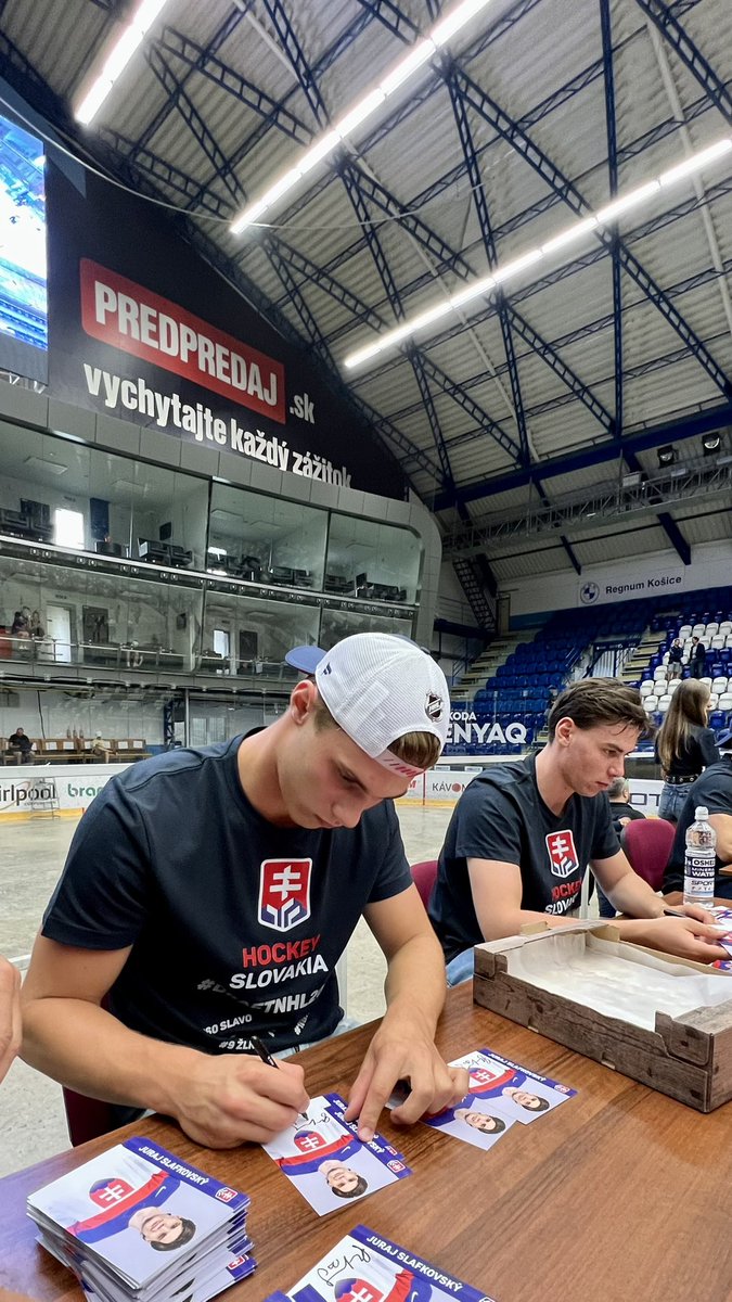 zedmat's tweet image. Juraj #Slafkovský mania in Slovakia yesterday,where thousands of fans showed up for autographs and picture opportunity  …