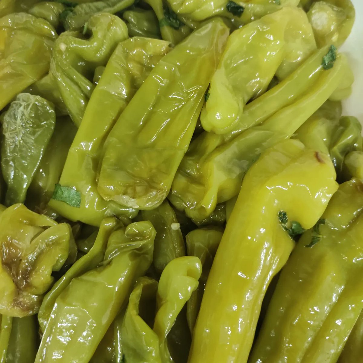 osterialasolfa's tweet image. 🫑I #friggitelli sono piccoli peperoni dolci allungati, tipicamente fritti in un filo d’olio e sembra che il nome deriva da friarello (si frigge) e per questo spesso confusi con Friarielli (e non è solo la i a fare la differenza😉)

Li hai mai provati❓

Daje

#Food