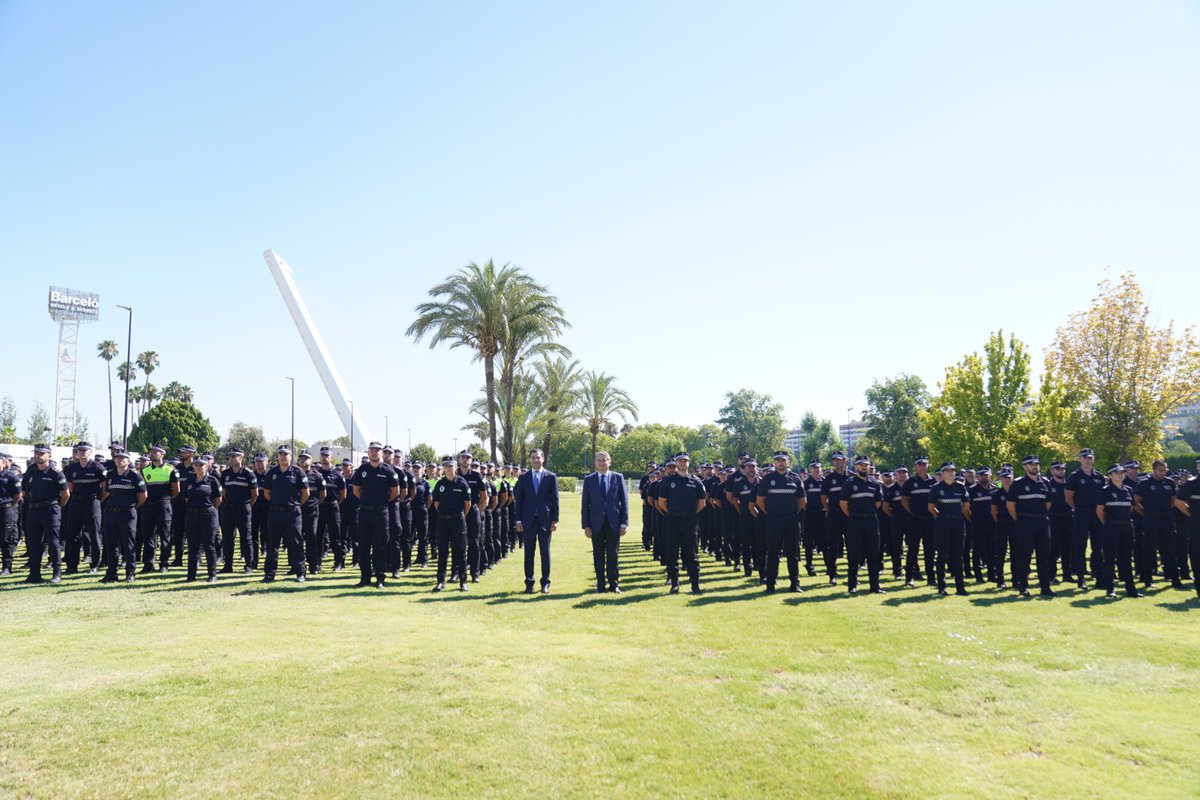 JuanMa_Moreno's tweet photo. Cumplieron su sueño de ser policías locales y ahora culminan su formación. Un momento bonito para todos ellos. Detrás de cada uno hay una familia que les apoya y se han sacrificado juntos.

Gracias a la 48º promoción por vuestro compromiso con los andaluces. https://t.co/10IybmrRWK