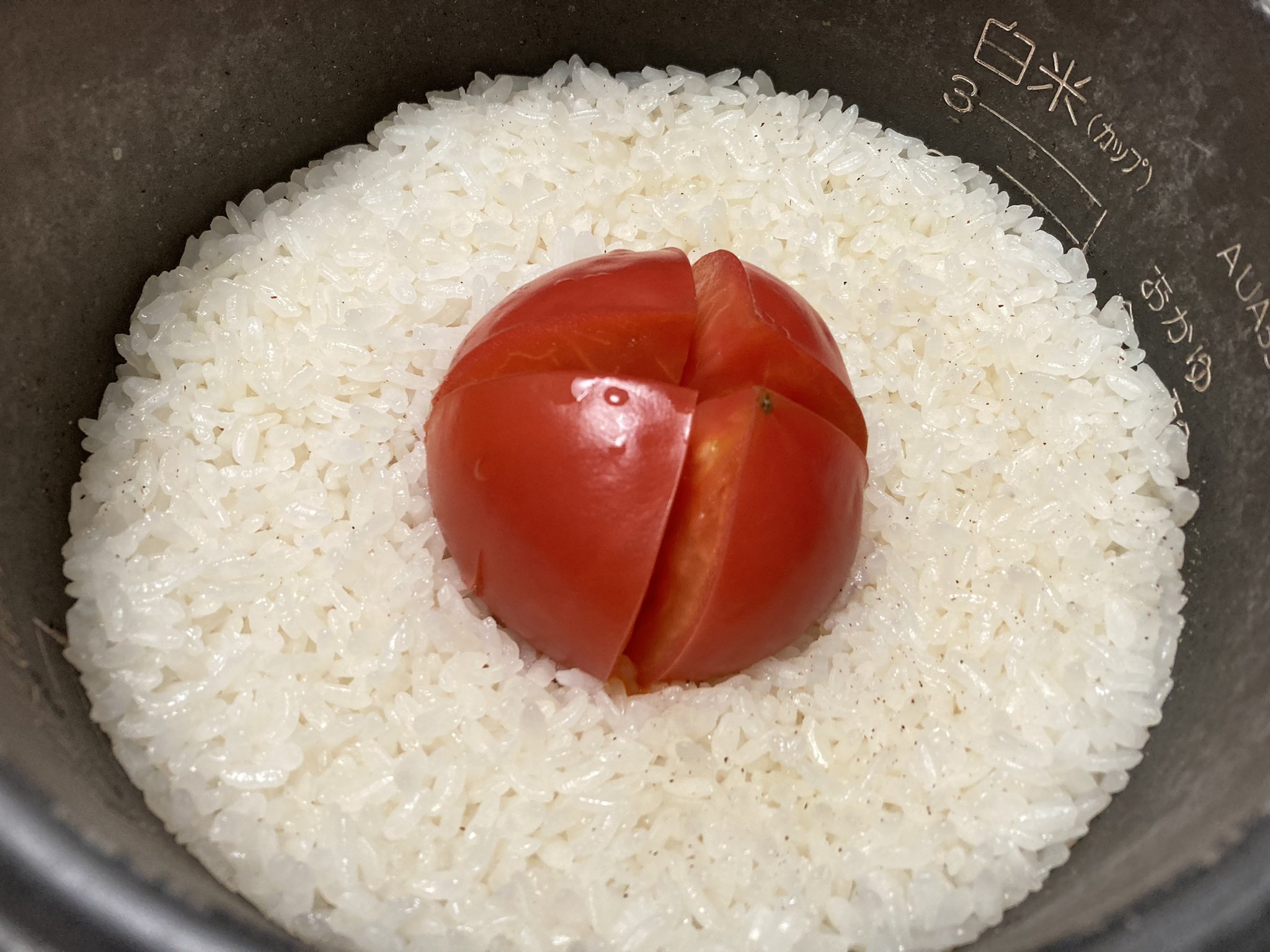 全農広報部 公式 日本の食を味わう 念願のトマト ご飯 洗ったお米2合に水350mlを入れて15分浸水し 塩小さじ3 4 こしょう少々 コンソメ小さじ1を加えて混ぜます 十字に切り込みを入れたトマトを載せ オリーブオイル小さじ2を入れ普通に炊飯したら完成