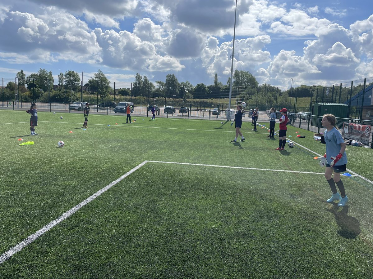 A very warm day 2 is in full swing! ☀️

1v1’s and distribution with hands are this morning’s topics 💪