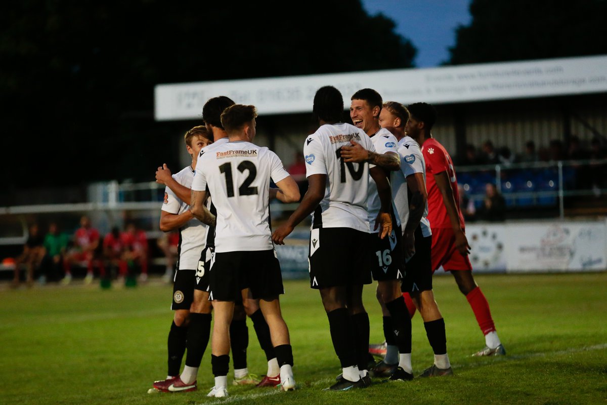 Winning goal for @HungerfordTown By @thatguyneeks who followed up a header by @berryhargreaves who's header cannoned off the crossbar @curtisangell @reecewylie01 @adamliddle99 @CiaranMorri @martypl76 @NonLeagueCrowd @fiberkshire @67_balti