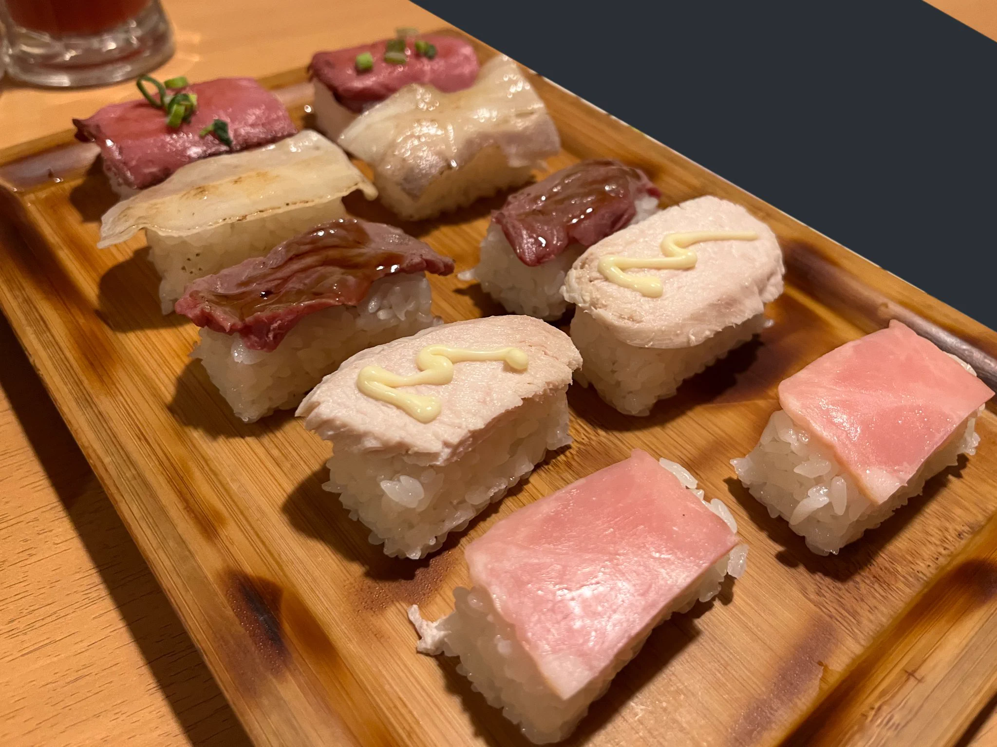 もはや『詐欺』！？肉寿司の写真と実物が違い過ぎる件